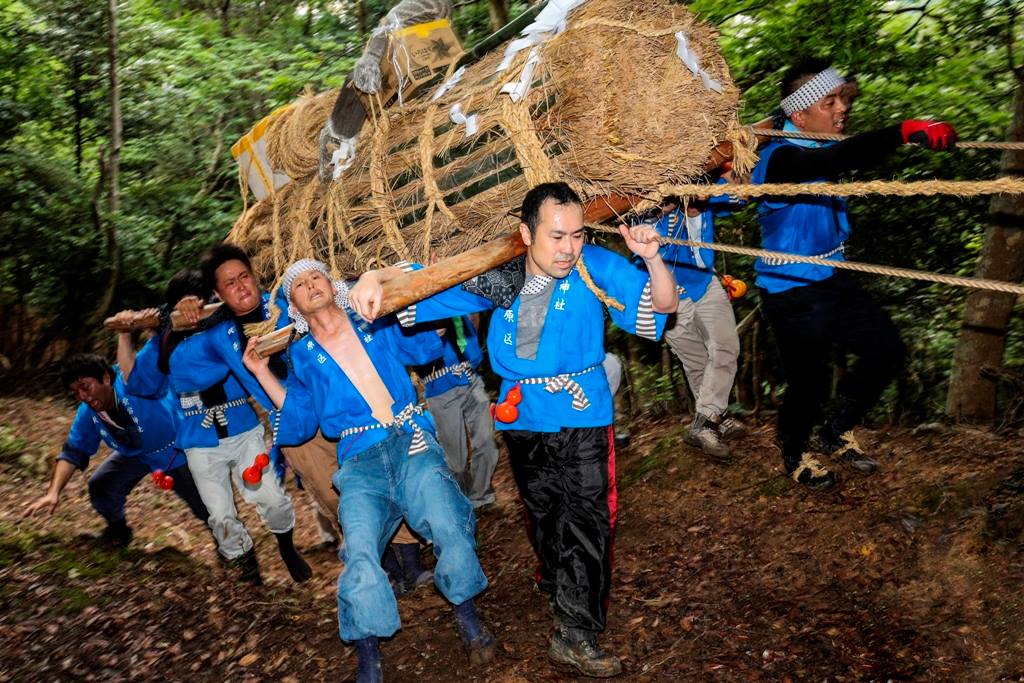 愛宕祭りのたいまつ奉納の様子（デフォルメ）