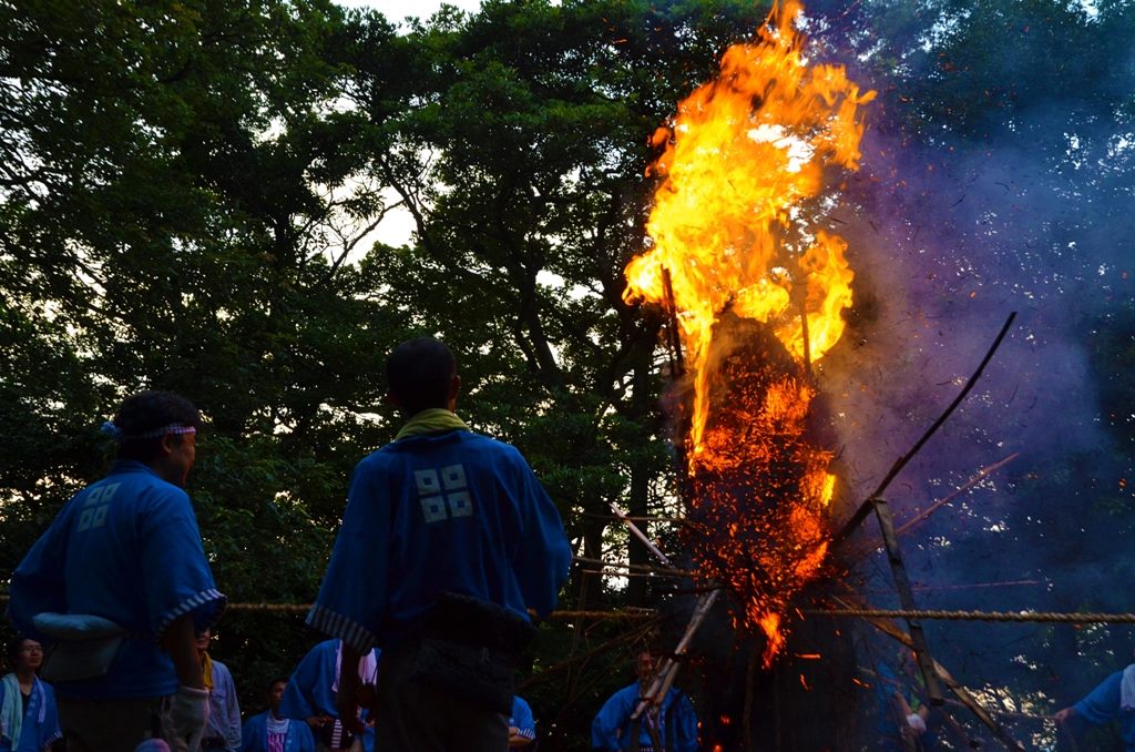 愛宕祭りのたいまつを燃やす様子（デフォルメ）